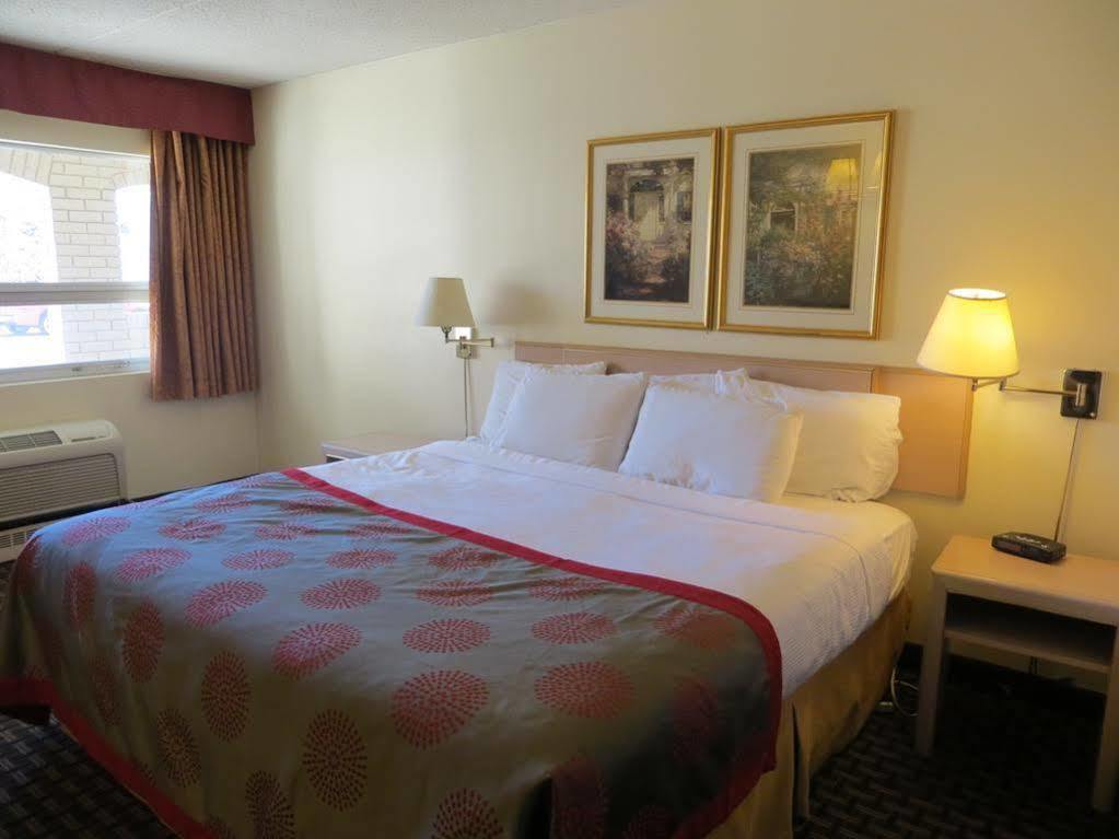 Отель Ramada Limited Калгари Экстерьер фото